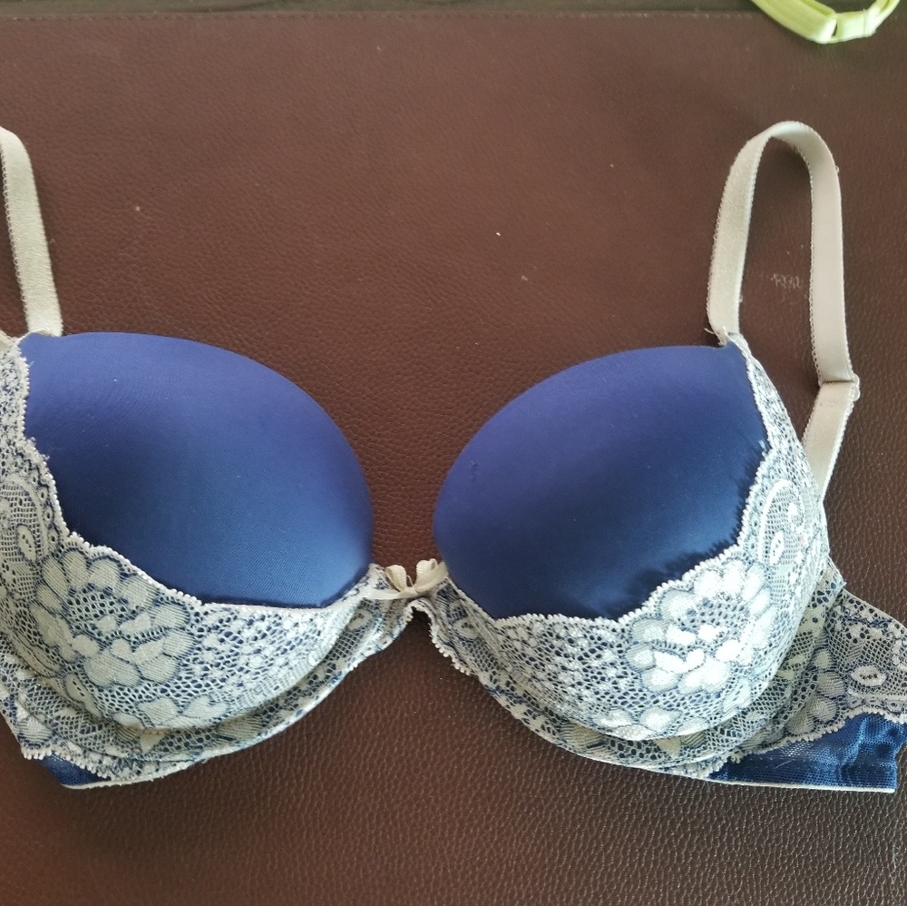 32B Victoria's secret bombshell bra